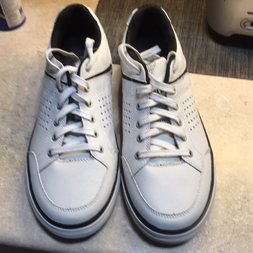 Mens 9.5 white walking shoes